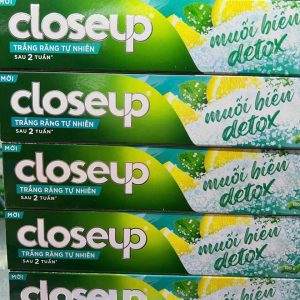 Kem đánh răng Closeup trắng răng tự nhiên muối biển Detox 180g