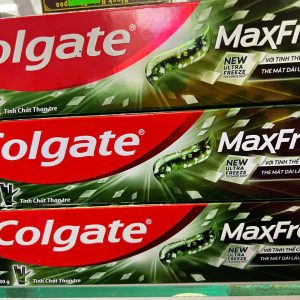 Kem đánh răng Colgate Maxfresh tinh chất than tre 180g