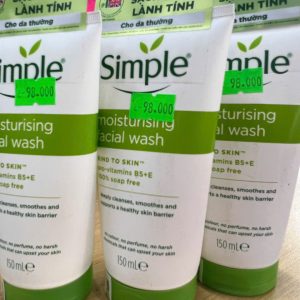 Sữa rửa mặt sạch sâu lành tính Simple - Chai 150ml
