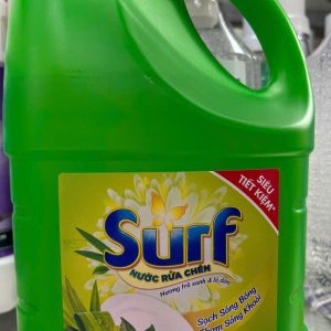 Nước rửa chén Surf trà xanh và lá dứa - can 1,3 lít